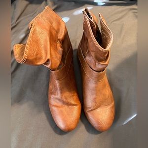 Tan boots, lightly used